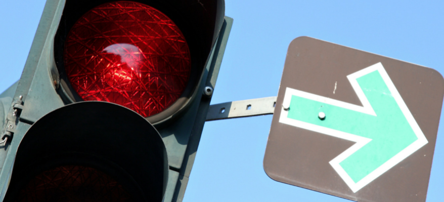 Doplňková zelená šipka na semaforu. Víte, co to znamená? 